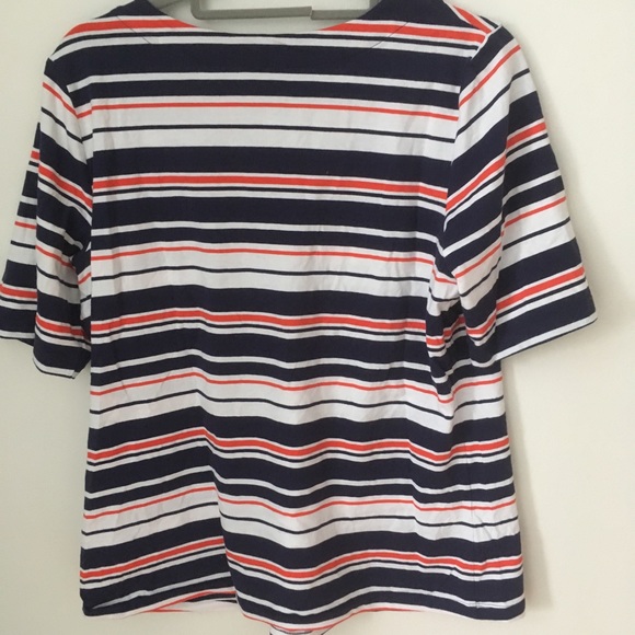 ❄️⛄️Vibrant red and white top.⛄️ - Picture 3 of 3